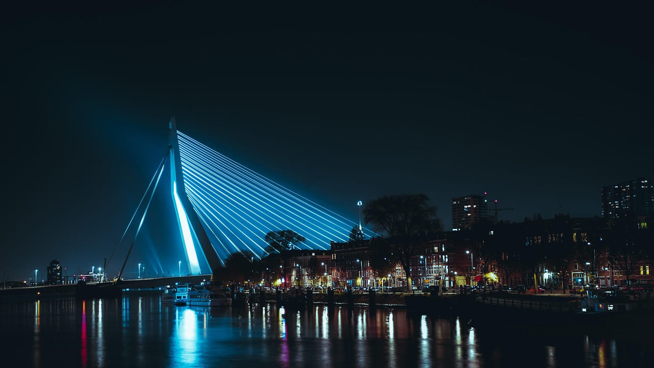 నైట్ సఫారీ..అడవిలోని జంతువుల జీవనశైలిని రాత్రివేళ గమనించేందుకు మధ్యప్రదేశ్ వంటి రాష్ట్రాల్లో నైట్ సఫారీలు అందుబాటులోకి వచ్చాయి.వారణాసి గంగా హారతి: రాత్రివేళ గంగా నది తీరాన జరిగే హారతి ఇచ్చే ఆధ్యాత్మిక అనుభూతి వర్ణనాతీతం. పగటిపూట.పగటిపూట ఉండే కోలాహలం రాత్రివేళ ఉండదు. ఇది పర్యాటకులకు మానసిక ప్రశాంతతను ఇస్తుంది. వేసవి కాలంలో పగటి ఎండల కంటే రాత్రిపూట చల్లని వాతావరణంలో తిరగడం సౌకర్యవంతంగా ఉంటుంది. వెన్నెల వెలుగుల్లో లేదా లైటింగ్ మధ్య చారిత్రక కట్టడాలను ఫోటోలు తీసుకోవడం పర్యాటకులకు క్రేజీగా మారింది. 