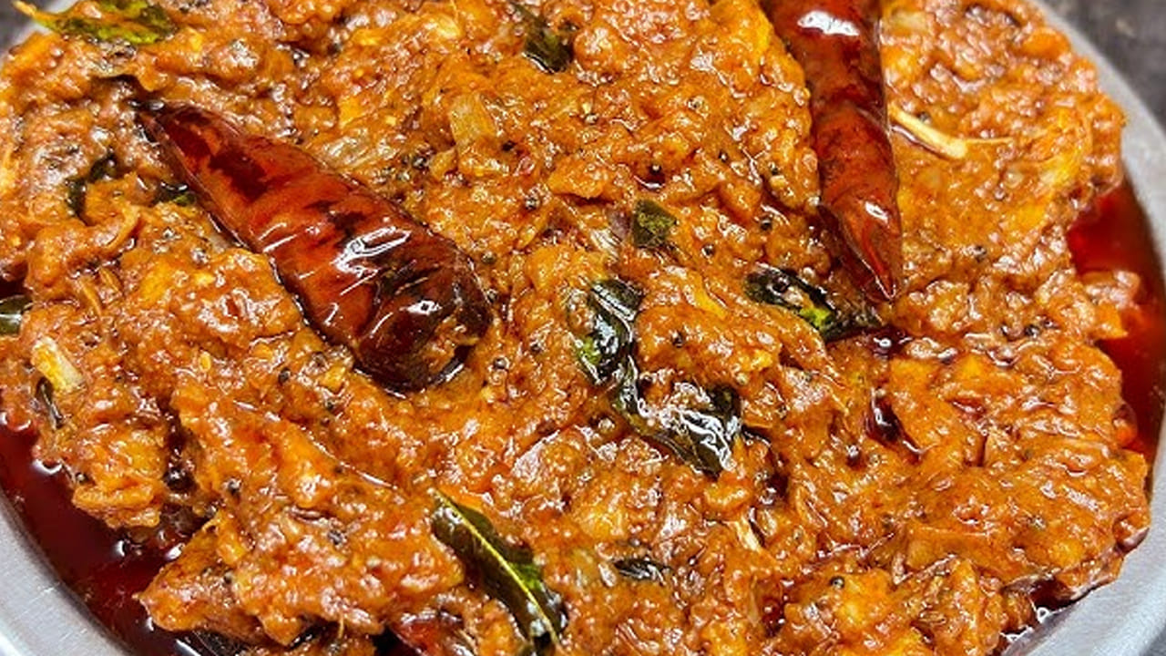 నిమ్మకాయ రోటి పచ్చడి తయారీ విధానం చూస్తే.. ముందుగా మిర్చిని, ఉల్లిపాయను కట్ చేసుకుని పెట్టుకోవాలి. ఆ తర్వాత వెల్లుల్లి రెబ్బలపై పొట్టు తీయాలి. 
