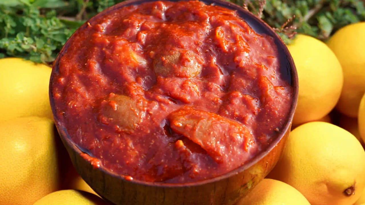 ఇక ఇప్పుడు లెమన్ ను తీసుకుని దానిని కట్ చేసి నిమ్మరసం ఓ బౌల్ లోకి తీసుకోవాలి. స్టవ్ ఆన్ చేసి పాన్ పెట్టి దానిలో ఆయిల్ వేసి  అది వేడయ్యాక దానిలో  ఆవాలు, మెంతులు, మిరియాలు, జీలకర్ర వేసి వేయించుకోవాలి. 
