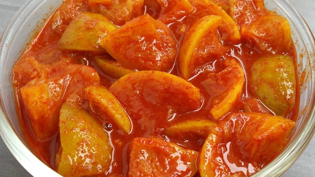 ఆ తర్వాత దానిలో వెల్లుల్లి, కరివేపాకు, కొత్తిమీర తరుగు వేసి దానిని బాగా కలుపుకోవాలి. పచ్చిమిర్చి ముక్కలు వేసిన తర్వాత చిటికెడు పసుపు వేసి స్టవ్ ఆఫ్ చేసి దించేయాలి.