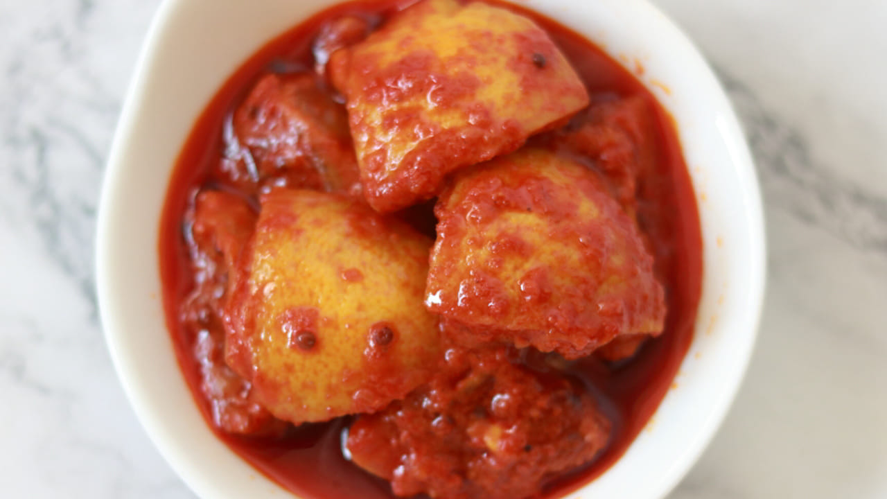 ఇప్పుడు దీనిని రోట్లో వేసి మెత్తగా నూరుకోవాలి. దానిలో  కట్ చేసిన ఉల్లిపాయ ముక్కలు బాగా దంచుకోవాలి. చివర్లో లెమన్ జ్యూస్ పోయాలి. అంతే, రుచికరమైన నిమ్మకాయ రోటి పచ్చడి రెడీ.