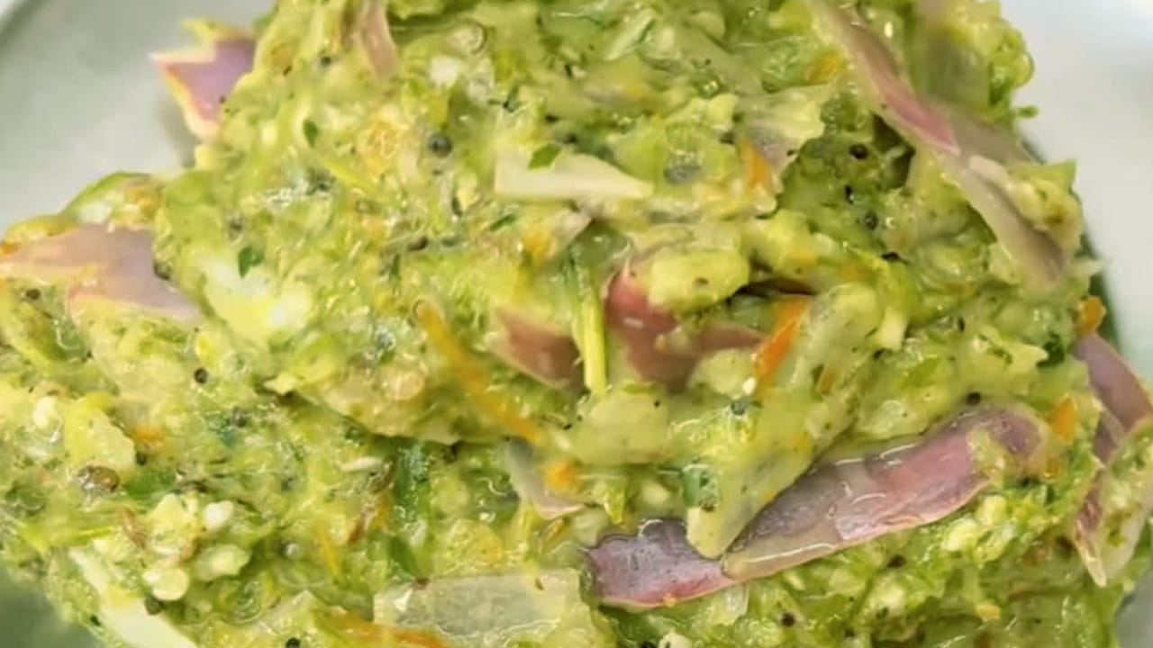 కావాల్సిన పదార్ధాలు : నాలుగు నిమ్మకాయలు, 4  పచ్చిమిర్చి, 4 టేబుల్ స్పూన్స్ నూనె, 5 వెల్లుల్లి రెబ్బలు  కరివేపాకు, కొత్తిమీర,  మెంతులు పొడి, మిరియాల పొడి, అర టీ స్పూన్ జీలకర్ర, ఒక టేబుల్ స్పూన్ ఆవాలు, ఉల్లియాయ చిన్నది, రుచికి సరిపడా ఉప్పు, అర టీ స్పూన్ పసుపును తీసుకోవాలి.