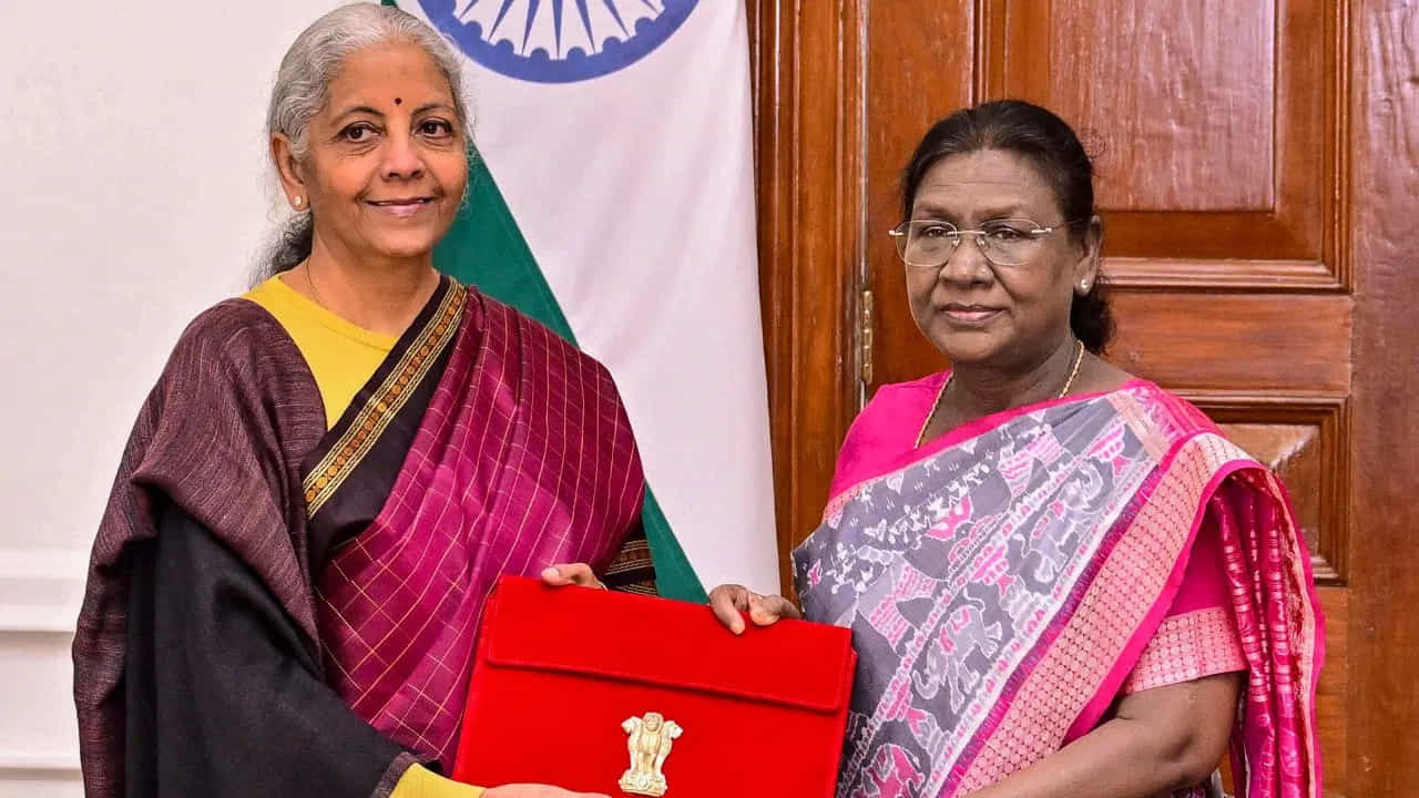 2026 యూనియన్ బడ్జెట్ ప్రవేశ పెట్టే సమయంలో ఆర్థిక మంత్రి నిర్మలా సీతారామన్ ప్రత్యేక సారీ ధరించారు. ఈ సారి తమిళనాడు కాంచీపురం పట్టు చీరను ధరించారు. ఊదా రంగులో ఉన్న ఈ చీరపైన బ్రౌన్ బార్డర్, లేత గోధుమ రంగు గీతలతో చాలా ఆకర్షణీయంగా ఉంది.