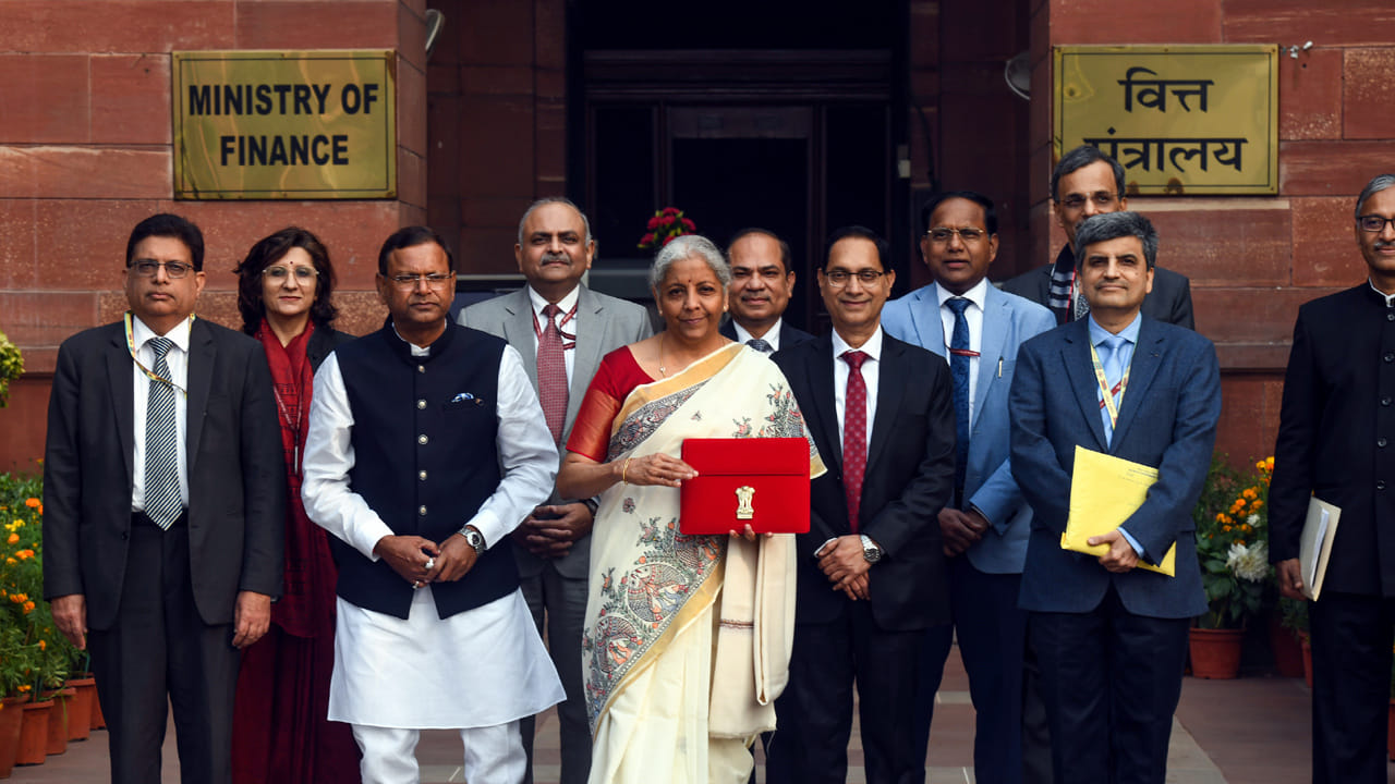 2025లో బడ్జెట్ సమయంలో బిహార్కు చెందిన మధుబని పెయింటింగ్ చీరను ధరించింది. క్రీమ్ కలర్లో ఉన్న ఈ సిల్క్ చీర ప్రత్యేక ఆకర్షణగా నిలిచింది.