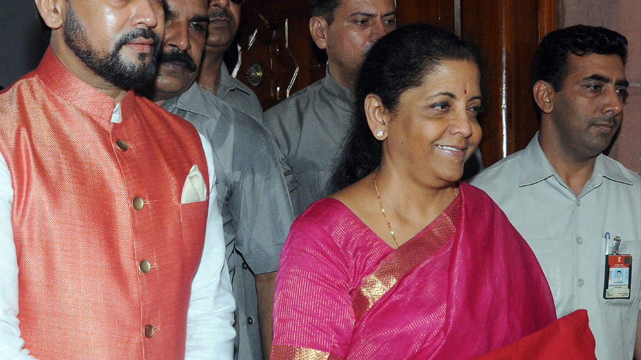 నిర్మలా సీతారామన్ తొలిసారి 2019 లో ఆర్థిక శాఖ మంత్రిగా బడ్జెట్ ప్రవేశపెట్టే సమయంలో ఆమె ఏపీకి చెందిన మంగళగిరి చేనేత పట్టు చీరను ఎంచుకున్నారు. ఇది గులాబీ రంగులో ఉండి , అంచు బంగారు రంగులో ఉంటుంది. ఆ బడ్జెట్ సమయంలో ఇది చాలా ఆకర్షణగా నిలిచింది.