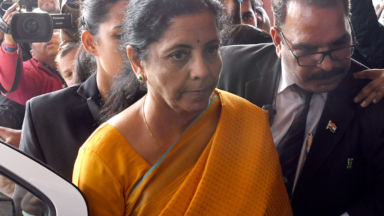 2020లో బడ్జెట్ ప్రవేశ పట్టే సమయంలో ఆర్థిక శాఖ మంత్రి నిర్మలా సీతా రామన్ పవిత్రతకు, శ్రేయస్సుకు సూచిక అయిన పసుపు రంగు చీరను ధరించింది.