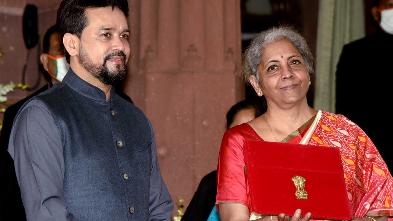 2021లో మూడో సారి బడ్జెట్ ప్రవేశ పెట్టే సమయంలో ఆర్థికశాఖ మంత్రి నిర్మలా సీతారామన్ తెలంగాణ రాష్ట్రానికి చెందిన పోచంపల్లి ఇక్కత్ పట్టు చీరను ధరించింది. ఇది ఎరుపు రంగులో గ్రీన్, వైట్ కలర్ బోర్డర్తో ఉంటుంది.