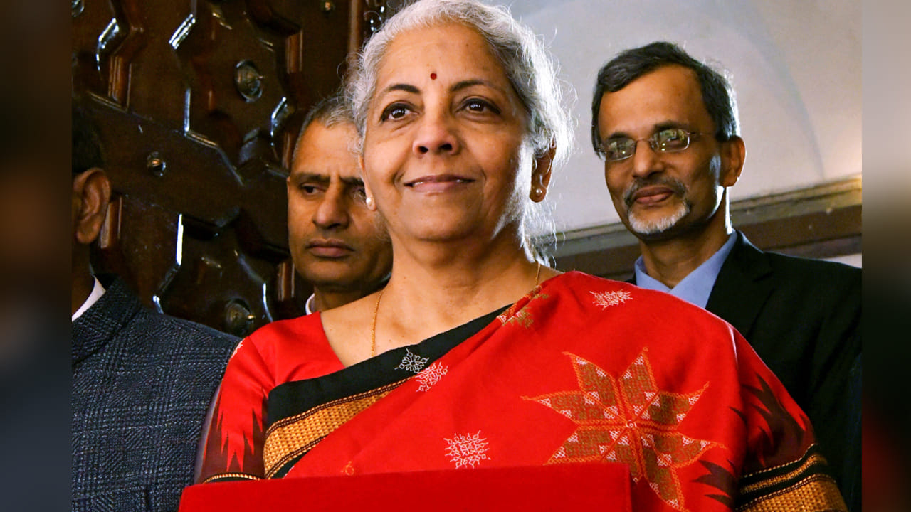 2023లో 2023లో బడ్జెట్ ప్రవేశ పెట్టే సమయంలో నిర్మలా సీతారామన్, సంస్కృతిని ప్రతిబింబించే విధంగా ,చాలా ఆకర్షణీయమైన కర్ణాటకకు సంబంధించిన కసూతి ఎంబ్రాయిడరీ చీరను ధరించింది. ఎరుపు రంగులో ఉంటూ, నలుపు రంగు బోర్డర్తో ఉంది. చేతితో అల్లిన కసూతి వర్క్ చాలా ఆకర్షణీయంగా ఉంది.