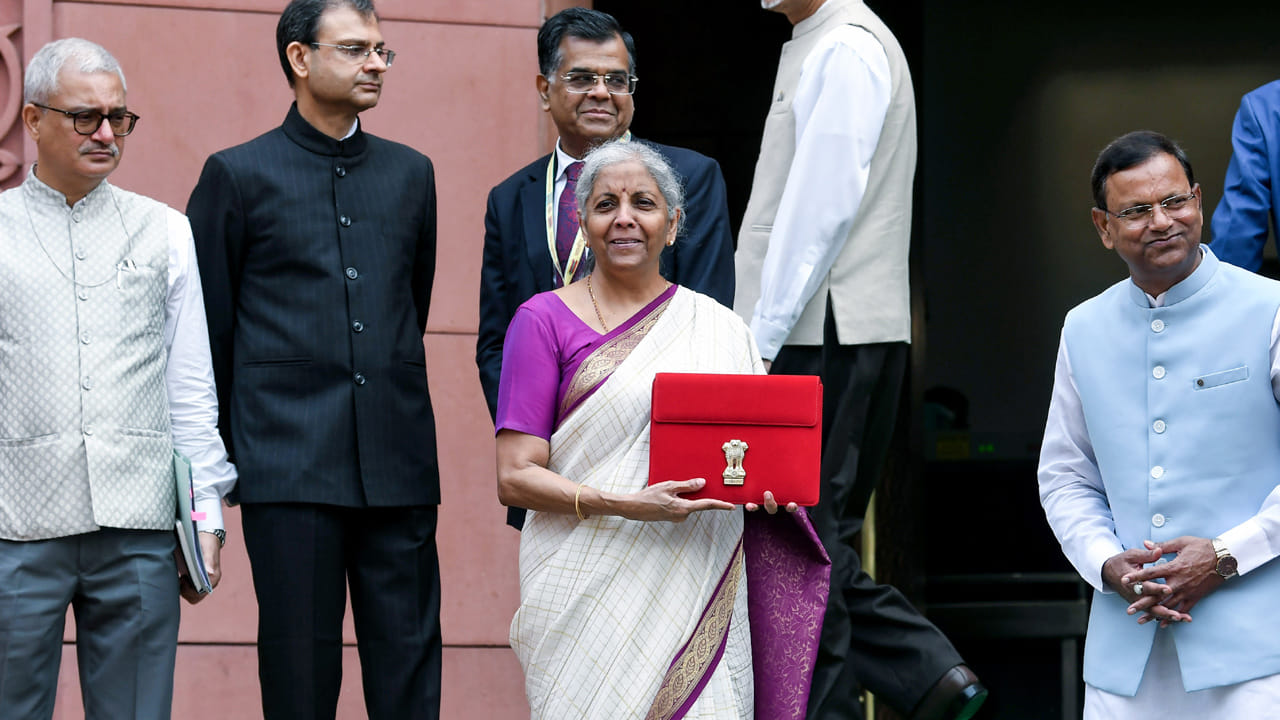 2024లో మధ్యంతర బడ్జెట్ సమయంలో నిర్మలా సీతారామన్ పశ్చిమ బెంగాల్కు చెందిన కాంతా ఎంబ్రాయిడరీతో ఉన్న ఇండిగో బ్లూకలర్ సిల్క్ చీరను ధరించింది. ఇది ఆ బడ్జెట్ సమయంలో చాలా ఆకర్షణీయంగా నిలిచింది. ఇక పూర్తి స్థాయి బడ్జెట్ ప్రవేశ పెట్టే సమయంలో తెలుపు రంగు గోల్డ్, గులాబీ రంగు బోర్డర్ ఉన్న చీరను ధరించింది.