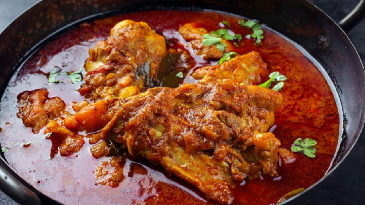 ముత్తప్పన్ దేవుడు : కేరళలో ముత్తప్పన్ దేవుడు గురించి ప్రత్యేకించి చెప్పాల్సిన అవసరం లేదు. అక్కడ ఉండే భక్తులు చేపలు, కల్లును నైవేద్యంగా పెడతారు. ఈ ఆచారం పాత కాలం నుంచి వస్తుంది. 