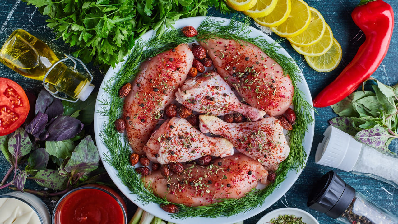 పాలు, మాంసాన్ని కలిపి  తీసుకోవడం వలన గ్యాస్, కడుపు ఉబ్బరం, కడుపు నొప్పి, వికారం వంటి సమస్యలు వస్తాయి. 
ఇంకా చెప్పాలంటే గుండెల్లో మంట కూడా వస్తుంది. 