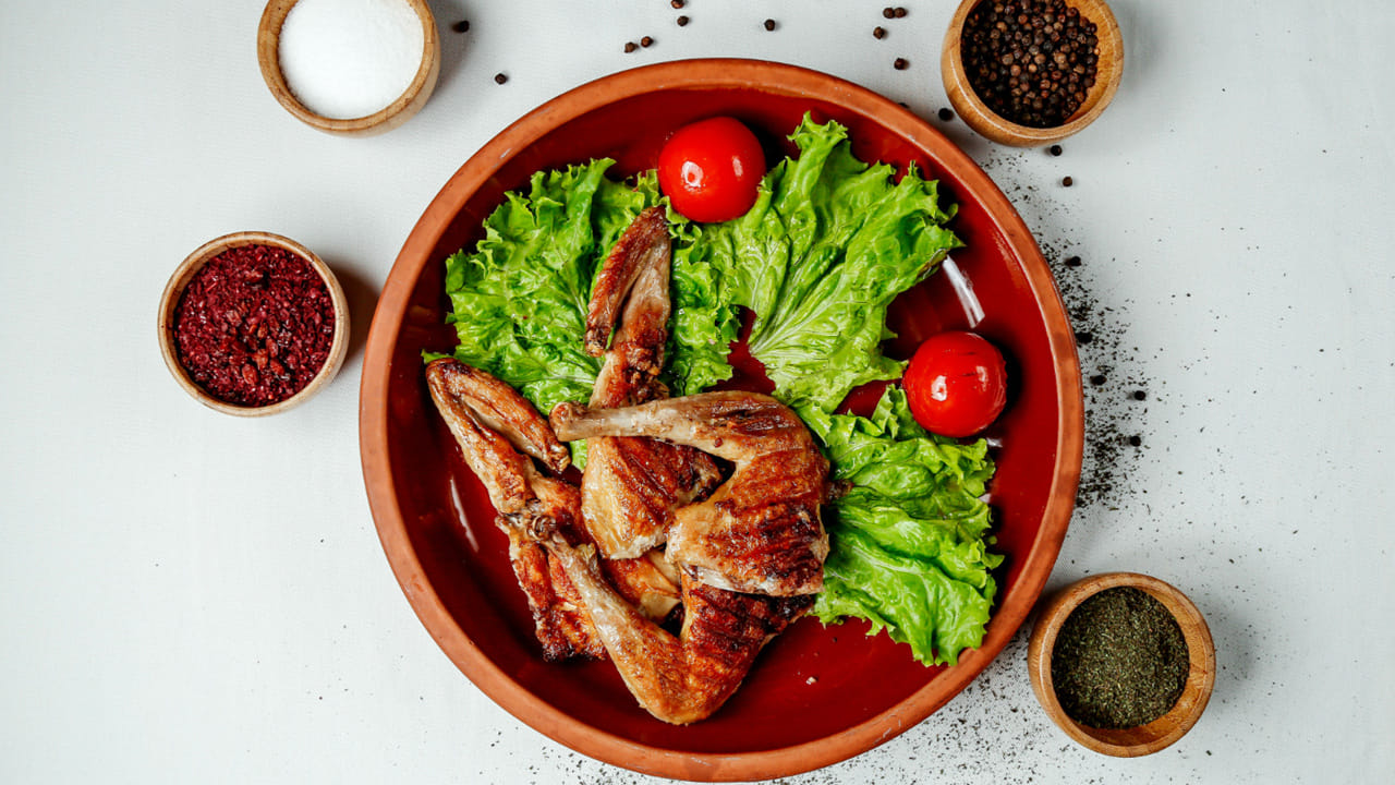 ఎందుకంటే పాలు, మాంసంలో ప్రోటీన్స్, పోషకాలు ఇలా రెండూ ఉంటాయి.  ఇలా ఈ రెండింటినీ కలిపి తీసుకోవడం వలన అది జీర్ణక్రియపై ప్రభావం చూపుతుంది. ఆయుర్వేదం కూడా ఇలా  తీసుకుంటే మంచిది కాదని  చెబుతుంది. 
