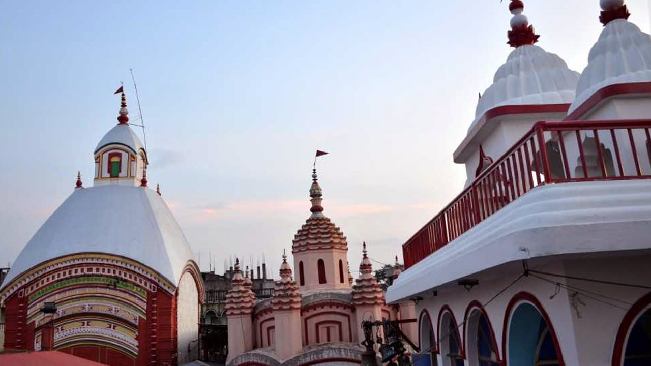 తారాపీఠ్ ఆలయం : ఈ ఆలయం పశ్చిమ బెంగాల్ లో  చాలా శక్తివంతమైనదని చెబుతున్నారు. ఇక్కడ ప్రజలు పాటించే  సంప్రదాయాలు చూస్తే మనకి నిద్ర కూడా పట్టదు. ఎందుకంటే, అక్కడ ఉండే తారా దేవికి మేక మాంసం,  చేపలను వండి ఆమెకు నైవేద్యంగా పెడతారు. ఈ ప్రసాదం కోసం జనాలు ఎగబడి మరి అక్కడికి వెళ్తారు. 