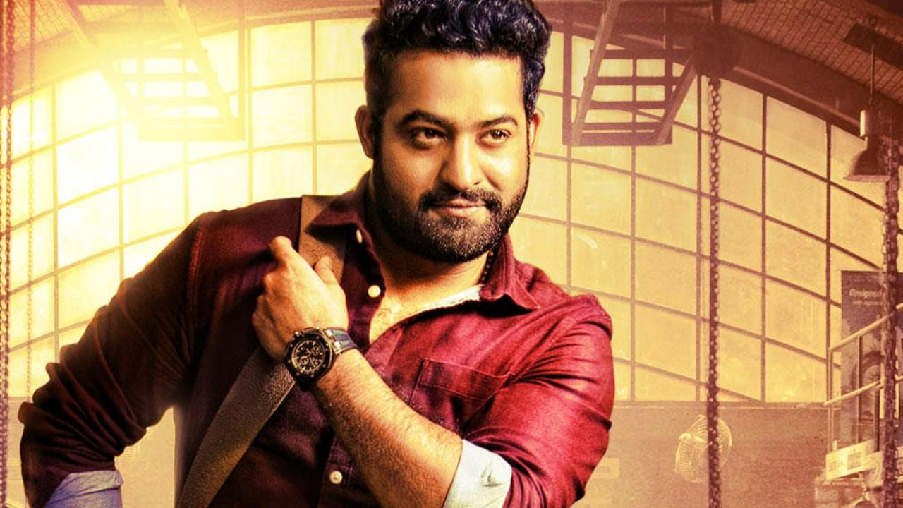 త్రివిక్రమ్ డైరెక్ట్ చేసిన అరవింద సామెత అయితే రికార్డ్స్ బ్రేక్ చేసింది. ఆ తర్వాత రాజమౌళి దర్శకత్వంలో వచ్చిన ఆర్ఆర్ఆర్ మూవీ ఇండస్ట్రీ హిట్ గా నిలిచింది. ఇక కొరటాల శివ రెండోసారి ఎన్టీఆర్ తో  దేవర మూవీ తీసి హిట్ కొట్టాడు. 
