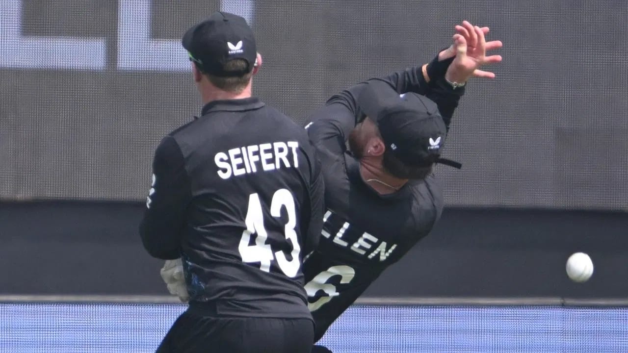 NZ vs AFG : కివీస్ వర్సెస్ ఆఫ్ఘన్ మ్యాచ్‌లో బంతి కోసం పోరాటం..మైదానంలో కుప్పకూలిన ఇద్దరు స్టార్ ఆటగాళ్లు