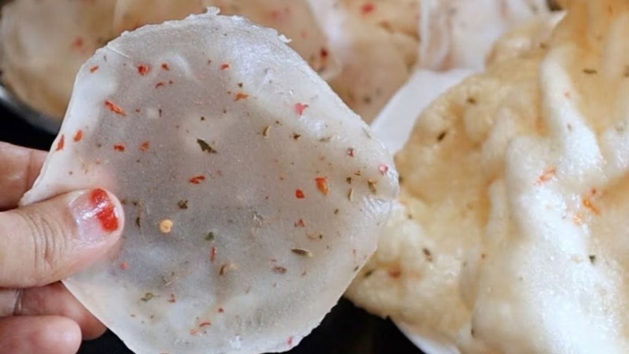 ఇవే కాదు నూనె లేకుండా అప్పడాలు వేయించుకునేందుకు మైక్రోవేవ్ ఓవెన్ కూడా బెస్ట్ ఆప్షన్. అప్పడాలు దేదా వడియాలను ఇందులో వేసి 'ఫ్రై' ఆప్షన్ పెట్టి సెట్ చేస్తే క్షణాల్లోనే మీకు అప్పడాలు రెడీ అవుతాయి. ఎయిర్ ప్రైయర్తో కూడా అయిల్ లేకుండా స్నాక్స్ చేసుకోవచ్చు. మీతో ఇవేవి లేవు అనుకుంటే ఉప్పు మీకు బెస్ట్ ఆప్షన్ అవుతంది.