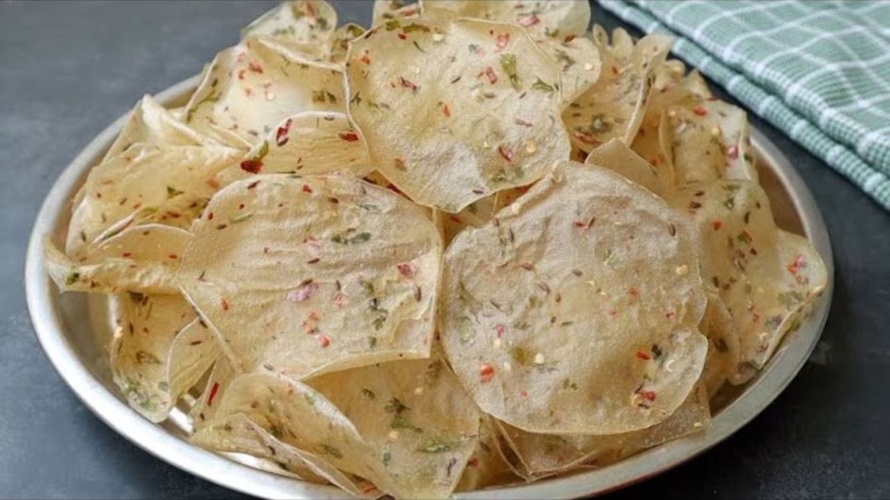 అప్పడాలు పూర్తిగా కాలేందుకు వాటిని పూర్తిగా ఉప్పులో మునిగేలా గరిటిలో కలుపుతూ ఉండడండి. అలాగే వాటిని తొగించేప్పుడు జాలి గంటెతో తీసుకేందుకు ప్రయత్నించండి. ఇలా చేయడం ద్వారా అప్పడాలకు ఉప్పు అంటుకోకుండా ఉంటుంది. అంతేకాదు మీకు బయట మార్కెట్లో దొరికే రంగురంగుల అప్పడాలను కూడా ఈ ఉప్పులో వెయించుకోవచ్చు.