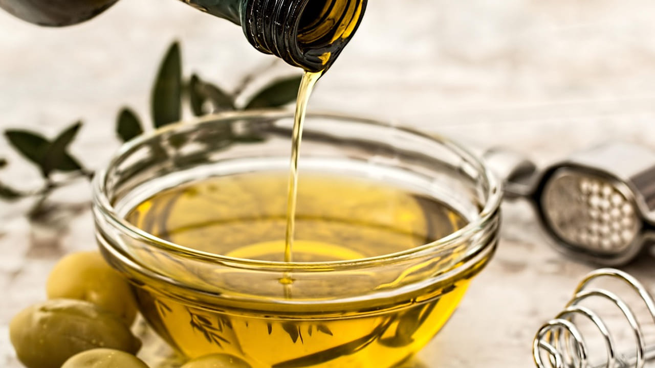 పూరీలు వేసేటప్పుడు నూనెను బాగా డీప్ ఫ్రై చేస్తాము. అయితే, ఈ నూనెను వెంటనే పారబోయకండి. దీనిని వడకట్టి  ఒక గిన్నెలోకి తీసుకుని వాటిలో లవంగాలను వేసి వేసి దీపం వెలిగించండి. దీని వలన దోమలు రాకుండా ఉంటాయి.
