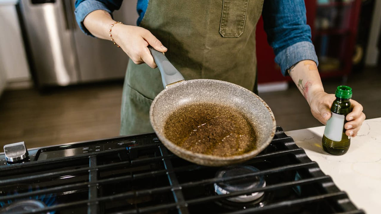 మొక్కలలో ఎన్నో కీటకాలు ఉంటాయి. వీటిని ఈ నూనెతో  వదిలించుకోవచ్చు. డీప్ ఫ్రై చేసిన నూనెను ఒక డబ్బాలో పోసి మీ పెరట్లో పెట్టండి. ఉదయం కానీ సాయంత్రం సమయంలో కానీ  స్ప్రే చేస్తే అవి రాకుండా ఉంటాయి.
