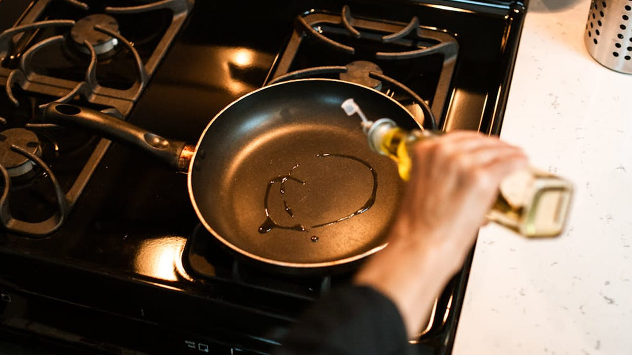 ఇంకా చెప్పాలంటే ఈ నూనెతో తుప్పు పట్టిన కిటికీలను కూడా క్లీన్ చేయవచ్చు. మీరు కూడా ఒకసారి ప్రయత్నించి చూడండి. ఈ సారి నూనెను అస్సలు వేస్ట్ చేయకండి. 

