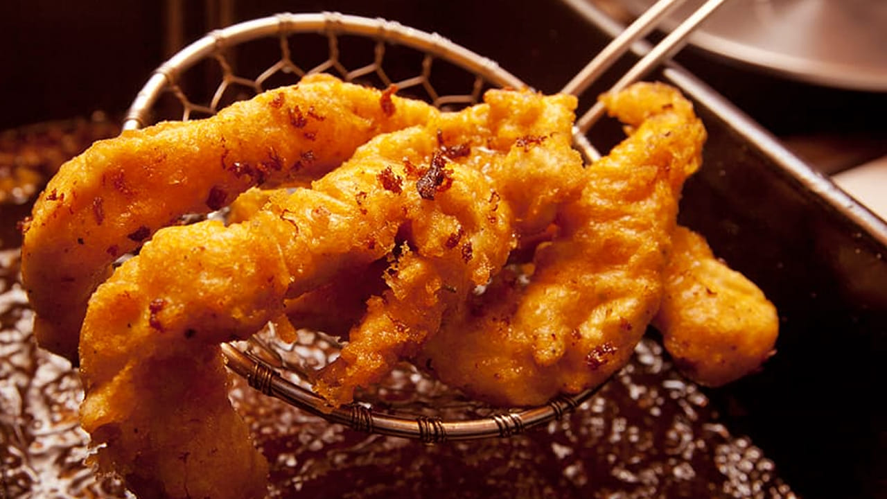 
ఆయిల్ ఫుడ్స్ : ఆయిల్ ఫుడ్స్ కు ఎంత దూరం ఉంటే అంత మంచిది. పిజ్జాలు, జంక్ ఫుడ్స్ వంటి వాటిని తీసుకుంటే ఫ్యాట్స్ అధికంగా ఉంటాయి. ఇవి లివర్ పైన  తీవ్ర ప్రభావాన్ని చూపుతాయి. కాబట్టి, వీటిని ఎక్కువగా తీసుకోకండి. 