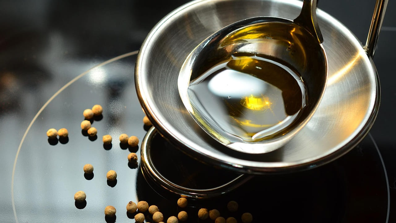 నూనెలో డీప్ ఫ్రై చేసిన ఫుడ్ మన ఆరోగ్యానికి అంత మంచిది కాదని నిపుణులు చెబుతున్నారు. దీని గురించి తెలిసినా కూడా చాలా మంది వాడుతూనే ఉంటారు. అయితే, మీరు ఈ నూనెను వంటలకు కాకుండా వేరే వాటికీ వాడితే కొన్ని సమస్యలను తరిమికొట్టొచ్చు. 
