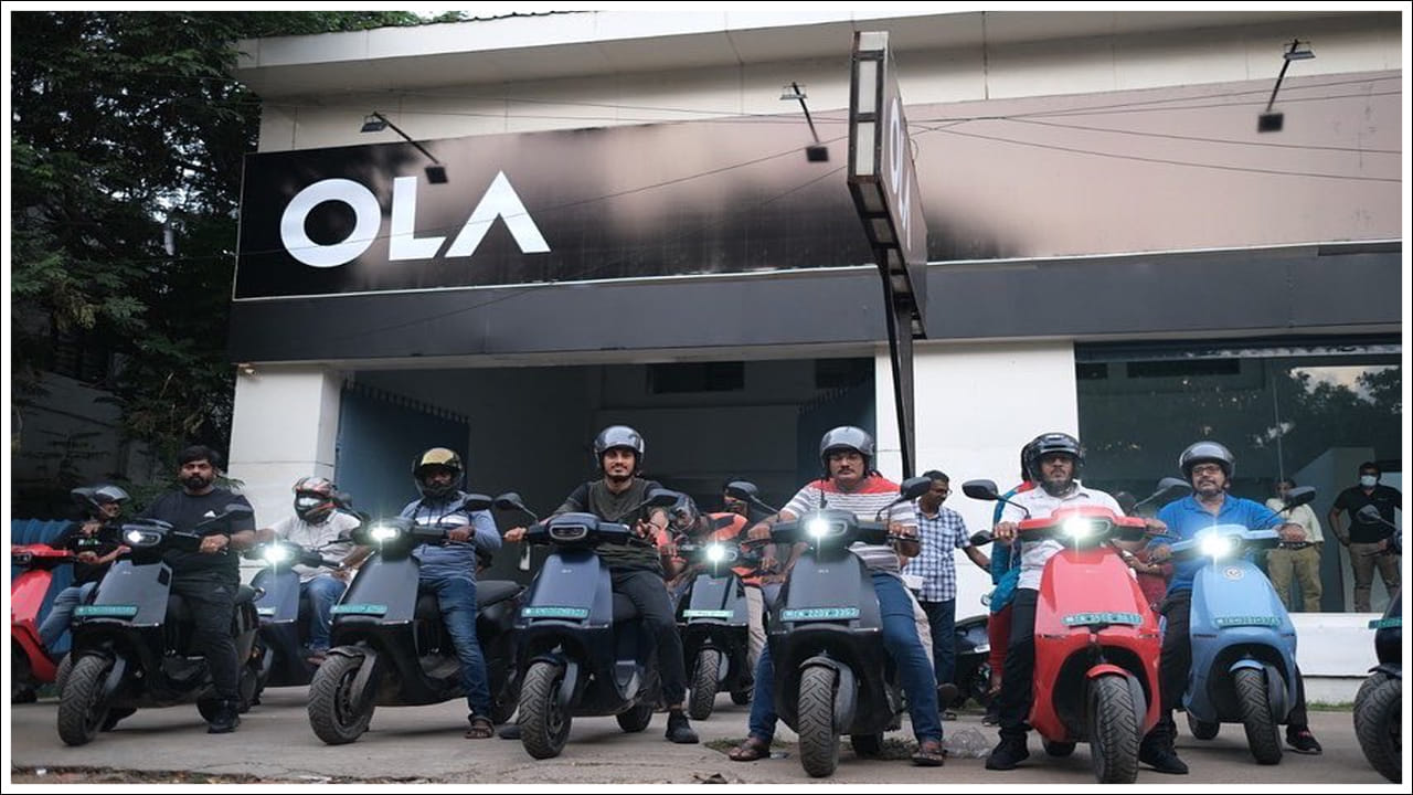 Ola Electric: ఓలా స్కూటర్లు అమ్ముడు పోవడం లేదా? స్టోర్లను మూసివేస్తోందా?