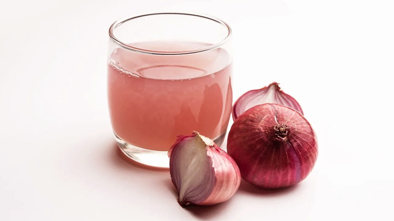 జుట్టు పెరుగుదల : ఉల్లిపాయ జ్యూస్ లో సల్ఫర్  ఎక్కువగా ఉంటుంది. ఇది జుట్టును బలంగా ఉంచుతుంది. అలాగే, జుట్టు ఊడిపోకుండా చేసి వత్తుగా పెరిగేలా చేస్తుంది. మొత్తానికీ అమ్మాయిలకు ఇది వరమని చెప్పుకోవాలి.