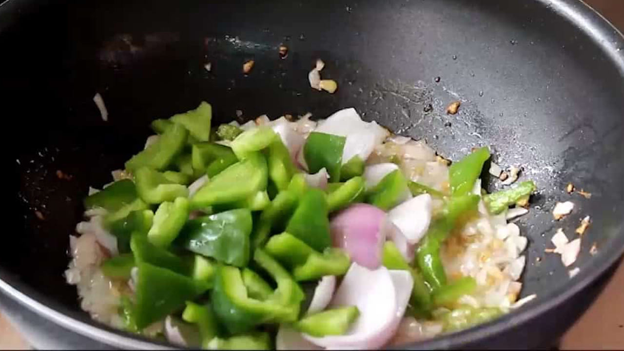 తయారీ విధానం ముందుగా ఒక బౌల్ తీసుకొని అందులో మైదా, మొక్క జొన్న పిండి వేసి కలుపుకోవాలి. ఇప్పుడు అందులోనే సన్నగా తరిగి ఉల్లిపాయ ముక్కలు, కారం, ఉప్పు, వేసి మంచిగా అన్ని కలిసేలా కలుపుకోవాలి. తర్వాత కొన్ని నీళ్లు పోసి మిశ్రమాన్ని పకోడి పిండిలా రెడీ చేసుకోవాలి.