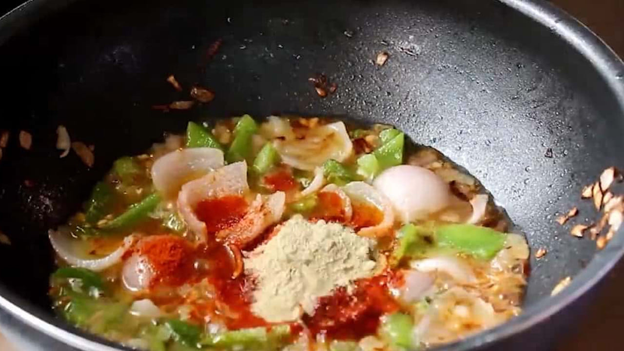 దీని తర్వాత స్టవ్ ఆన్ చేసి, పాన్ పెట్టి అందులో డీప్ ఫ్రైకి సరిపడ నూనె పోసుకోవాలి. నూనె వేడి అయిన తర్వాత  మనం ముందుగా కలుపుకున్న పిండి, మంచూరియాల చిన్న చిన్న ముద్దల్లా వేసుకొని మంచిగా కాల్చుకోవాలి. బంగారం రంగు వచ్చిన తర్వాత వేరే బౌల్‌లో వేసుకొని పక్కన పెట్టుకోవాలి. తర్వాత మరొక బౌల్ తీసుకొని, ఇందులో సోయా సాస్, చిల్లీ సాస్, టమాటో సాస్, కార్న్ ప్లోర్, అన్ని వేసుకొని, కొన్ని నీళ్లు పోసుకొని మంచిగా కలిపి పక్కన పెట్టుకోవాలి. దాదాపు 5 నిమిషాలు దీనిని పక్కన పెట్టుకోవాలి. 