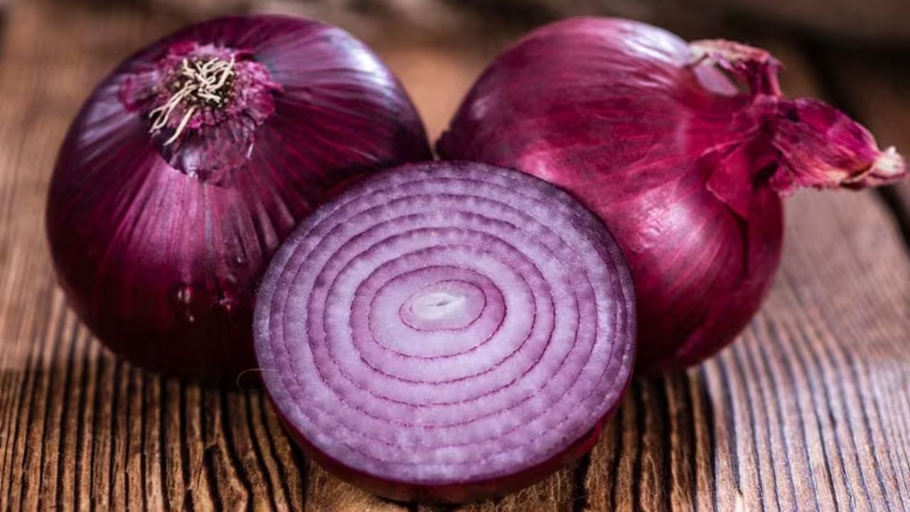 ఉల్లిపాయలు శరీరంలో రక్తపోటును తగ్గించే లక్షణాలను కలిగి ఉంటాయి. కాబట్టి రక్తపోటుతో బాధపడే వ్యక్తులు ఉల్లిపాయల విషయంలో జాగ్రత్తగా ఉండాలి. ఈ సమస్య ఉన్న వ్యక్తులు ఉల్లిపాయలు తింటే తలతిరగడం, బలహీనత వంటి సమస్యలను ఎదుర్కొనే అవకాశం ఉంది. 