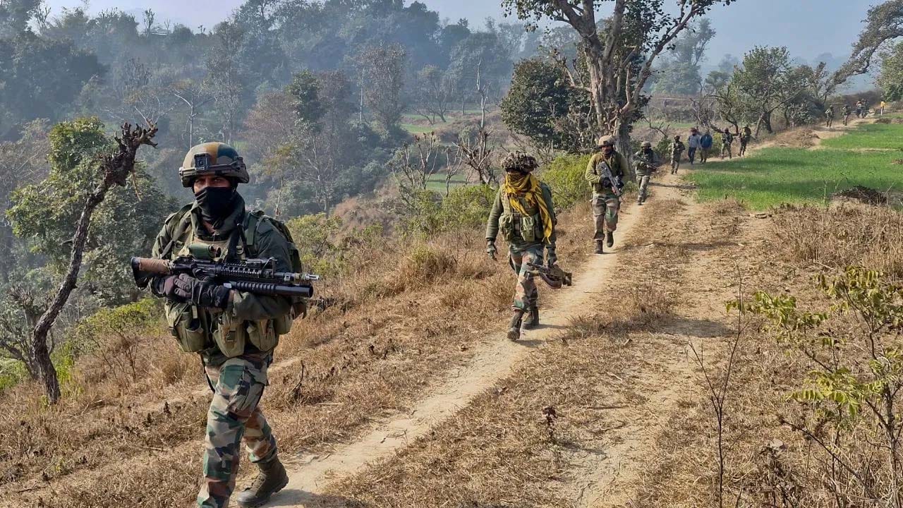 జమ్ముకశ్మీర్‌లో కొనసాగుతున్న ఉగ్రవేట.. గుహలో నక్కిన టెర్రరిస్టులు హతం..!