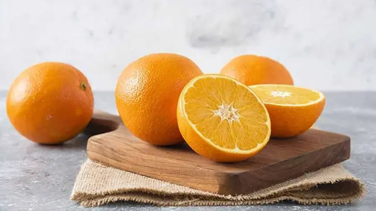 ఆరెంజ్‌లో ఉండే ఫైబర్ జీర్ణక్రియను మెరుగుపరుస్తుంది. మలబద్ధకం సమస్యను దూరం చేస్తుంది. ఆరెంజ్‌లో ఉండే సిట్రేట్, కిడ్నీలో రాళ్లు ఏర్పడే ప్రమాదాన్ని తగ్గిస్తుంది. ఆరెంజ్‌లో ఫైబర్ ఎక్కువ, కేలరీలు తక్కువ. అందుకే ఇవి తిన్నప్పుడు కడుపు నిండిన భావన కలుగుతుంది. ఫలితంగా బరువు నియంత్రణలో ఉంటుంది.