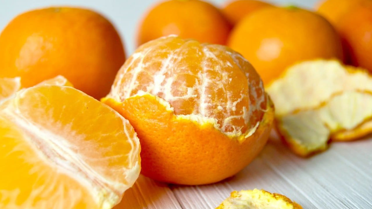  ఈ మేరకు బయోమెడ్‌ సెంట్రల్‌లో ప్రచురించిన అధ్యయనం వివరాలు వెల్లడిస్తున్నాయి. ఆరెంజ్‌ తినడం వల్ల డిప్రెషన్‌కు గురయ్యే ప్రమాదం 20 శాతం వరకు తగ్గుతుందని అధ్యయనం వెల్లడించింది. నారింజ పండ్లు మన పొట్టలో ఒక రకమైన బ్యాక్టీరియా పెరిగేలా చేస్తాయి. ఇది ఆరోగ్యానికి మేలు చేస్తుంది. 