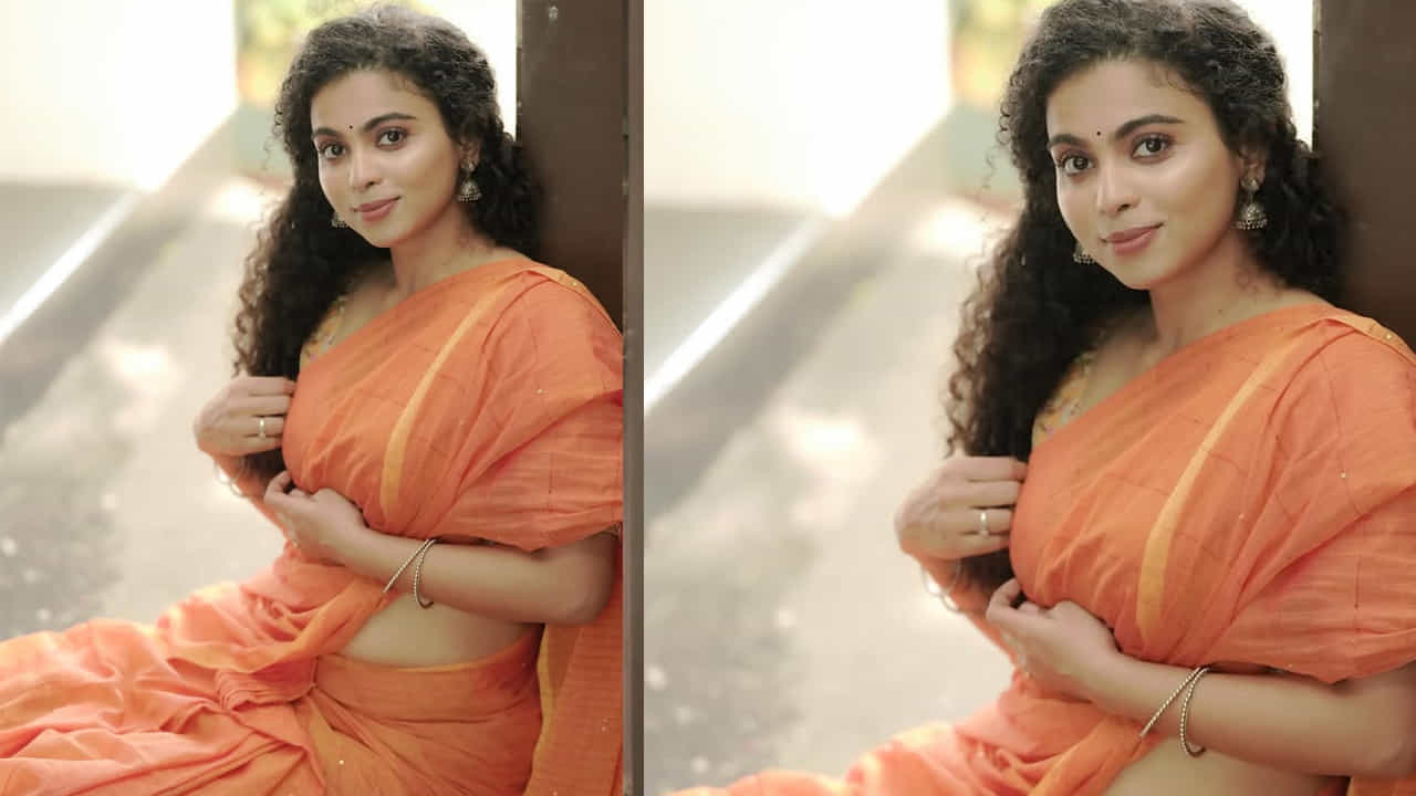 ముఖ్యంగా హార్ట్ బీట్ అనే వెబ్ సిరీస్ ఈ బ్యూటీకి మంచి ఫేమ్ తీసుకొచ్చింది. ఇి తెలుగులో కూడా రిలీజ్ అవ్వడంతో, ఈ అమ్మడు అందానికి, నటనకు ప్రతి ఒక్కరూ ఫిదా అయిపోతున్నారు. సోషల్ మీడియాలో ఈ ముద్దుగుమ్మ గురించి తెగ వెతికేస్తున్నారంట.