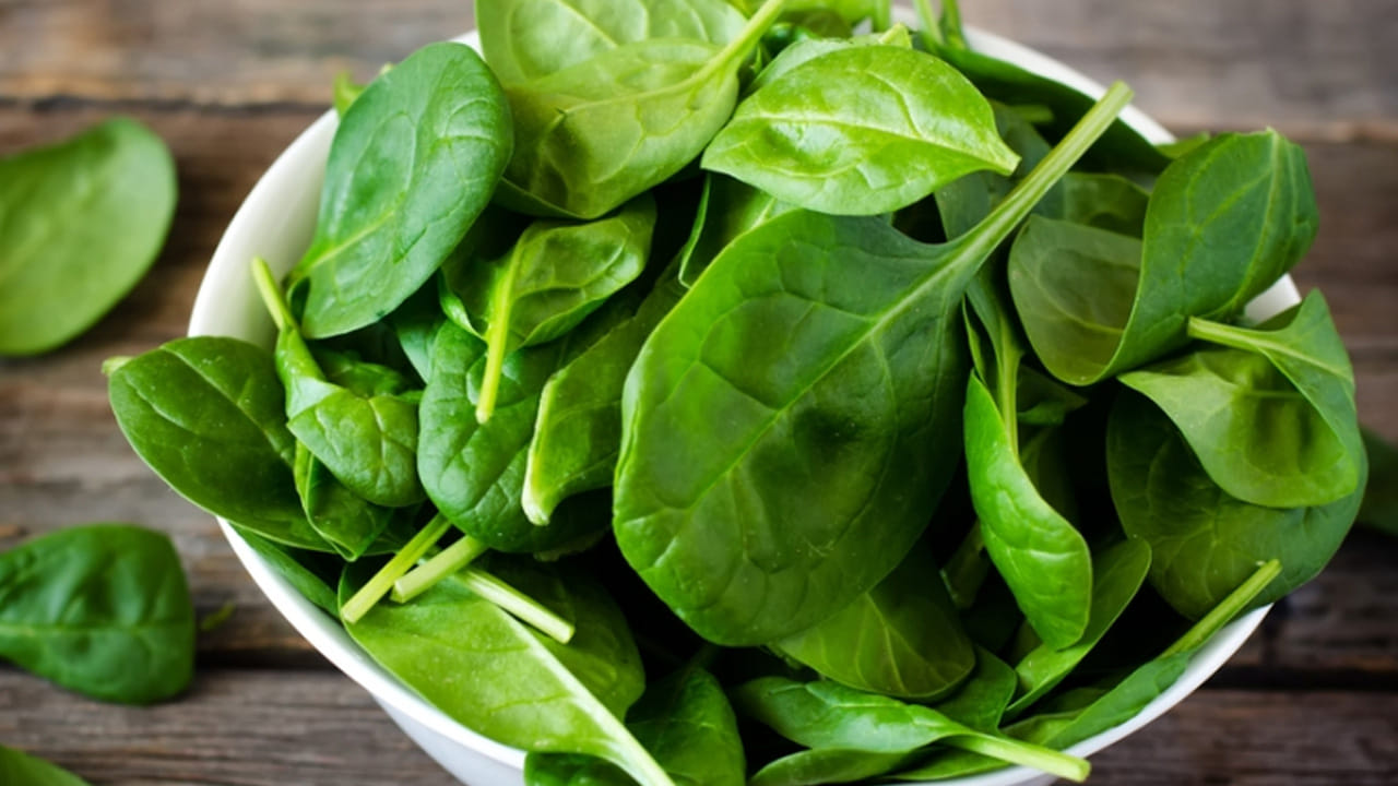 పాలకూరలో ఉండే విటమిన్-కె ఎముకలను బలపరుస్తుంది. వీటిని మగవారు వారంలో ఒకసారి తింటే శరీరంలో అనేక మార్పులు వస్తాయి. NOTE: ఇందులోని అంశాలు కేవలం అవగాహన కోసం మాత్రమే. నిపుణులు అందించిన సమాచారం ప్రకారం ఇక్కడ తెలియజేయడమైనది. ఆరోగ్యరీత్యా ఎలాంటి సమస్యలు ఉన్నానేరుగా వైద్య నిపుణులను సంప్రదించడం మంచిది)