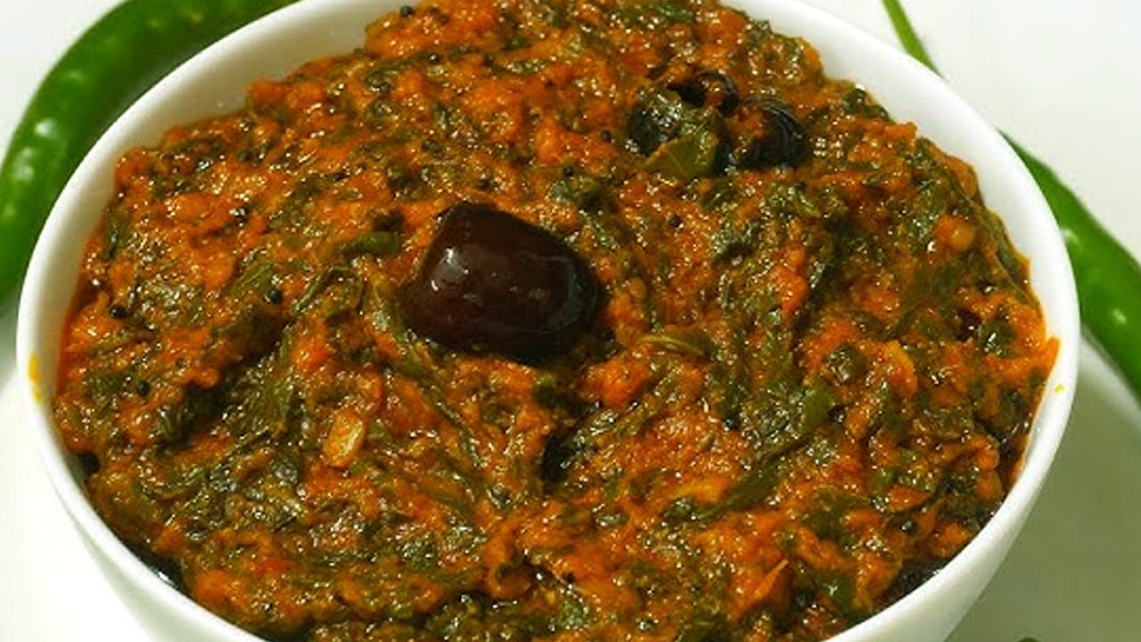 ఇక ఇప్పుడు రుబ్బిన ఆనియన్ పేస్ట్ తీసుకుని దానిలో వేసుకోవాలి. మగ్గిన తర్వాత పాలకూర కూడా వేసి గరిటెతో తిప్పుకోవాలి.