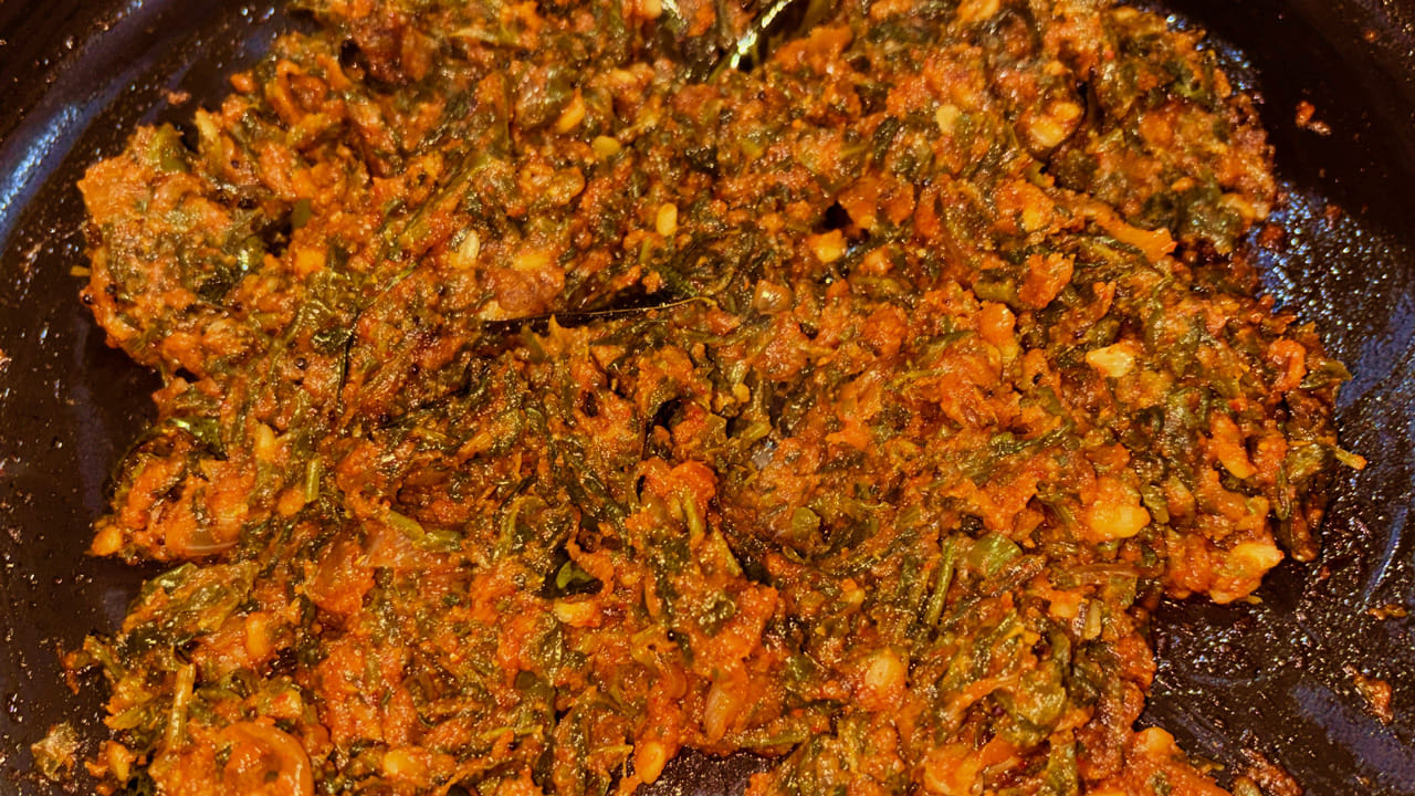 అర టీ స్పూన్ పసుపు, మసాలా పొడులు వేసి బాగా వేయించుకోవాలి. దించే ముందు కొత్తిమీర చల్లి రైస్ ఫ్లేట్ లోకి వడ్డించుకుని తినేయండి. వేడి వేడి అన్నంలో మంచి టేస్టీ ఉంటుంది.