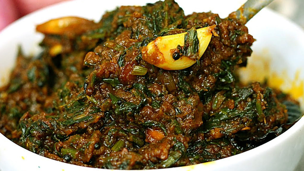 ఉల్లిపాయ ముక్కలు, వెల్లుల్లి, ఉప్పు, కారం తీసుకుని రోటిలో కచ్చాపచ్చాగా రుబ్బుకోవాలి. స్టవ్ వెలిగించి పాన్ పెట్టి దానిలో కొద్దిగా ఆయిల్ వేసి తాలింపు గింజలు వేసి దోరగా వేయించుకోవాలి.