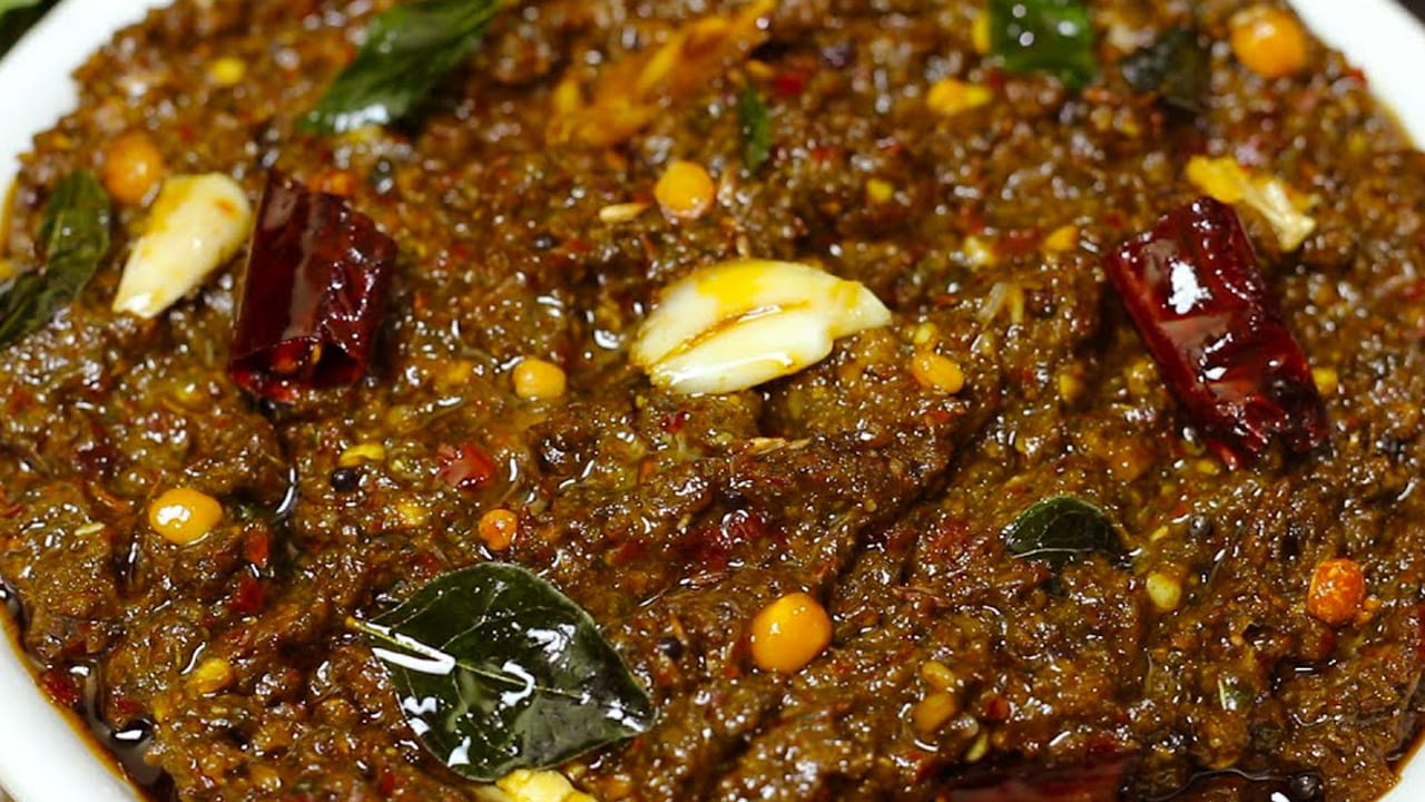 తయారీ విధానం: పాలకూరను ముందుగా కడిగి శుభ్రం చేసుకోవాలి. ఆ తర్వాత ఉల్లిపాయలను తీసుకుని చిన్న ముక్కలుగా కట్ చేసుకోవాలి.