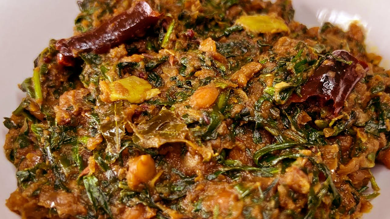 కావాల్సిన పదార్థాలు: 4 పాలకూర కట్టలు 3, నూనె , పోపు గింజలు, 4 ఎండుమిర్చి, కరివేపాకు, పసుపు, ధనియాల పొడి ఒక టీస్పూన్, జీలకర్ర పొడి, ఉల్లిపాయలు నాలుగు, 4 వెల్లుల్లి రెబ్బలు, మూడు టేబుల్ స్పూన్స్ కారం, మీరు కూరల్లో వేసుకునేంత ఉప్పు తీసుకోవాలి.