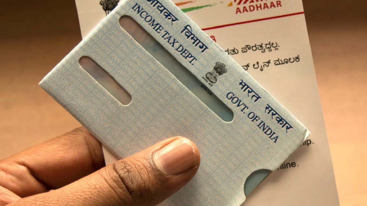 ఎందులో అయితే తప్పుగా వివరాలు నమోదయ్యాయో.. వాటిని అప్డేట్ చేసుకోండి. ఆ తర్వాత లింక్ చేసుకుంటే ఖచ్చితంగా అవుతుంది. ఆధార్ కార్డులో తప్పులు ఉంటే ఆన్‌లైన్‌లో యూఐడీఏఐ వెబ్ సైట్ ద్వారా చేసుకోవచ్చు. ఇక పాన్ కార్డు వివరాలు ఎన్‌ఎస్‌డీఎల్ పోర్టల్ ద్వారా మార్చుకోవచ్చు. 