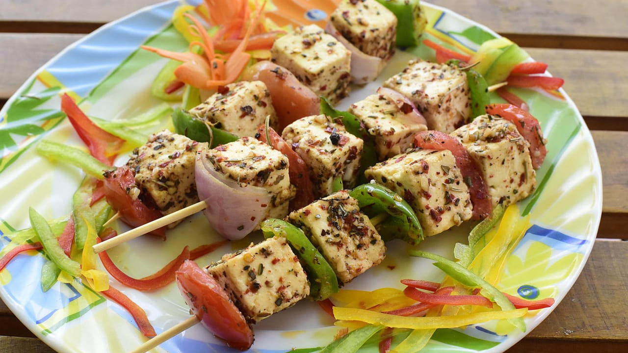 బయటే కాకుండా మీ ఇంట్లోనే ఫ్రెష్ గా పనీర్‌ తయారు చేసుకోవచ్చు. ముందుగా స్టవ్ వెలిగించి పాన్‌ పెట్టి దానిలో ఒక  గ్లాస్ నీళ్ళు పోసి, ఆ  తర్వాత  1 లీటర్ మిల్క్ ను పోసుకోండి. ఇక ఇప్పుడు పాలను స్టవ్‌ మీదే పెట్టి మరిగించాలి.
