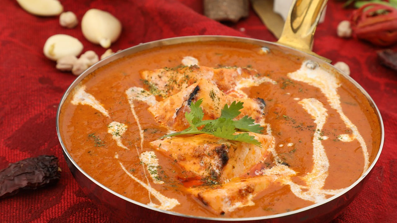 కొద్దీ సేపటి తర్వాత పాలు విరగడానికి వెనిగర్‌ ను పాలలో వేయాలి. ఆ తర్వాత పాలు మొత్తం విరిగిపోతాయి. అది జున్నులా మారుతుంది. విరిగిన పాలలో నీళ్లు పోసి, ఒక కాటన్‌ వస్త్రంతో వడకట్టుకోవాలి. 
  