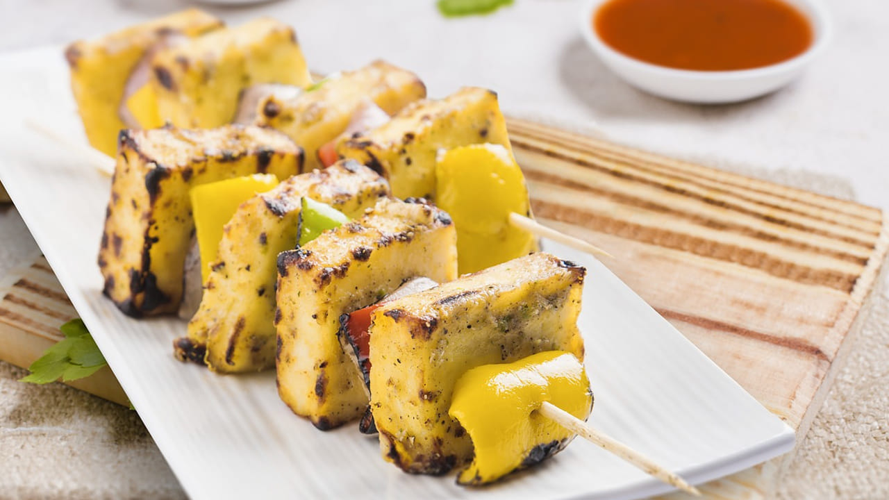 
ఒక్క పనీర్‌తో ఒకటి కాదు అనేక రకాల వంటకాలు చేసుకుని తినొచ్చు. అయితే, ఈ పనీర్ కోసం కొందరు మార్కెట్లో వేలకు వేలు పెడతారు. ఎందుకంటే, ఇది అంత కాస్టలీ గా ఉంటుంది.     
