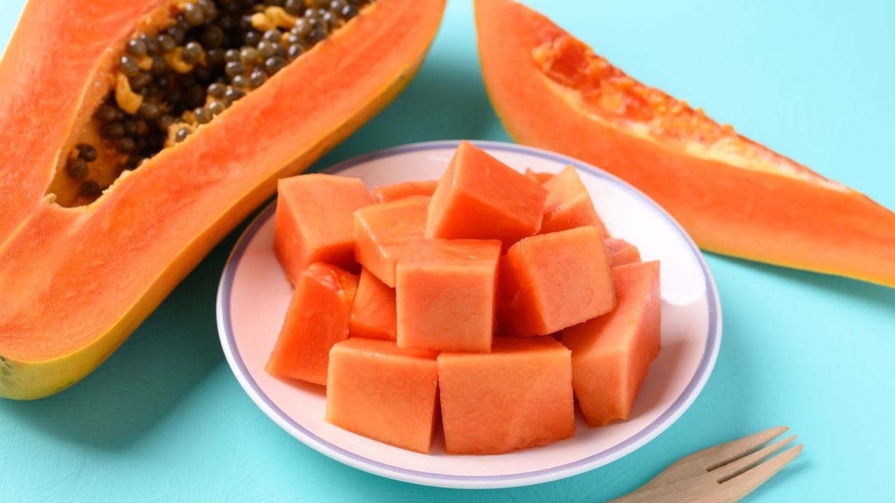 స్లో హార్ట్బీట్ ఉన్నవారు: గుండె జబ్బులను నియంత్రించడంలో బొప్పాయి ఎంతో ప్రభావవంతంగా పనిచేస్తుంది. కానీ హార్ట్బీట్ ఎక్కువగా, లేదా తక్కువగా ఉన్న వ్యక్తులు ఈ పండు తినే ముందు కచ్చితంగా వైద్యులను సంప్రదించాల్సి ఉంటుంది. ఎందుకంటే బొప్పాయిలోని కొన్ని పోషకాలు హృదయ స్పందన రేటుతో సమస్యలను కలిగిస్తాయి. కాబట్టి ఈ సమస్యలు ఉన్నవారు బొప్పాయికి దూరంగా ఉండండి