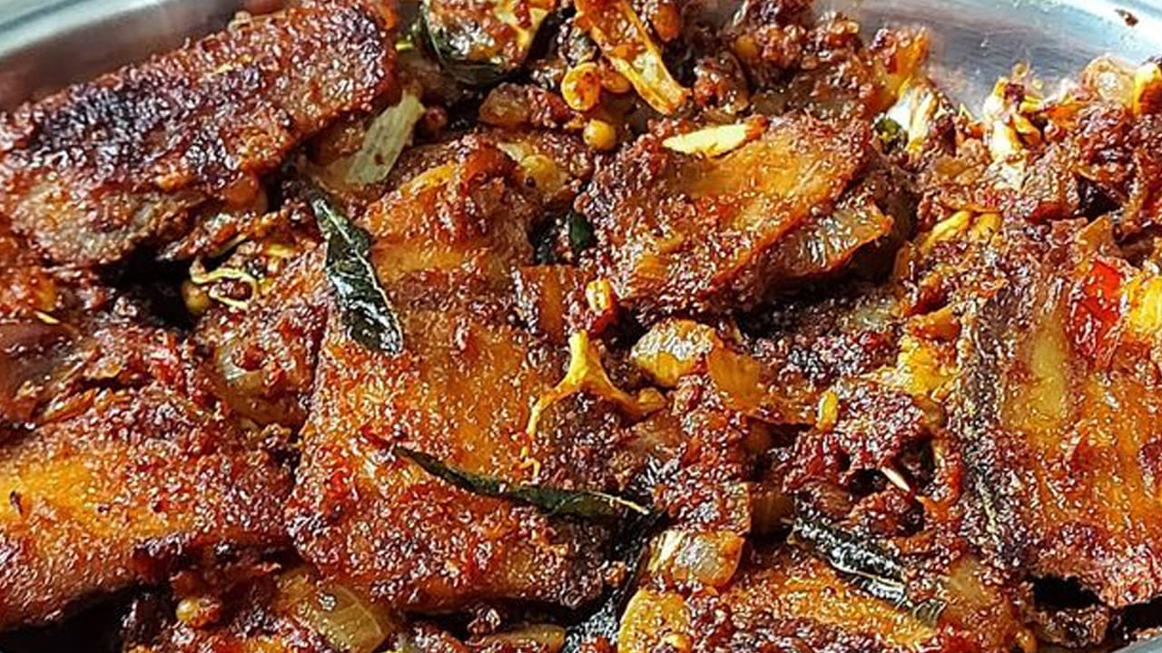 చివర్లో చింతపండు రసం, చిటికెడు పసుపు, ఒక టేబుల్ స్పూన్ కారం, కొద్దిగా ఉప్పు, ఉడికించిన పప్పు, ఒక గ్లాస్ నీళ్ళు పోసి స్టవ్ మీదే ఉంచి దించే ముందు కొత్తిమీరను వేసుకోండి. 