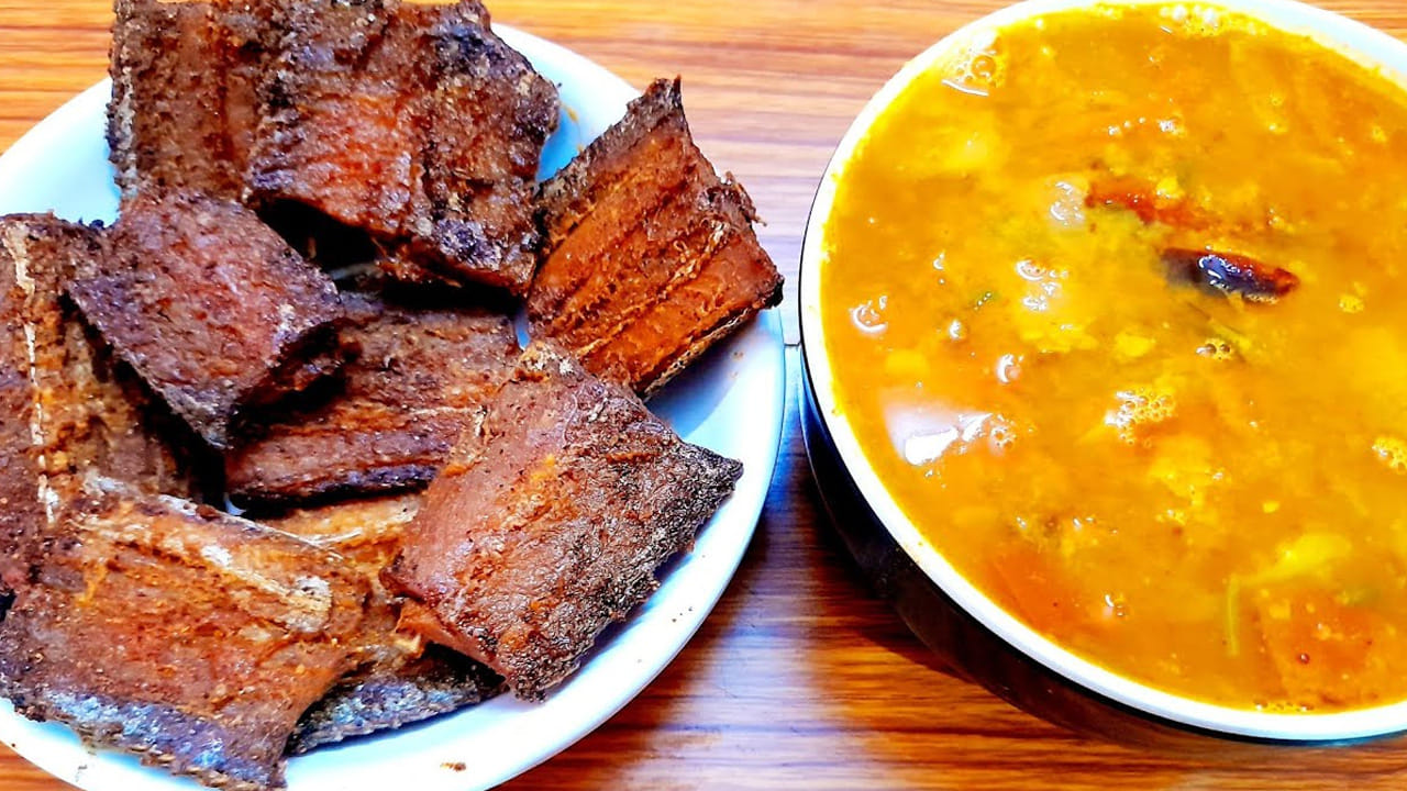 ముందుగా కందిపప్పును తీసుకుని మూడు సార్లు కడిగి కుక్కర్ లో బాగా ఉడికించి ఒక గిన్నెలోకి తీసుకోండి. మెత్తగా చేసుకుని దీనిని పక్కన పెట్టుకోండి. 