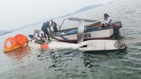 సముద్రం మధ్యలో ల్యాండైన హెలికాప్టర్..!