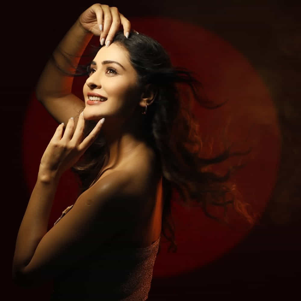 తొలి సినిమాతోనే అందం, అభినయంతో కుర్రాళ్ల గుండెల్లో స్థానం సంపాదించుకుంది. డైరెక్టర్ అజయ్ భూపతి దర్శకత్వం వహించిన ఈ సినిమా కలెక్షన్ల సునామీ సృష్టించింది. తొలి చిత్రంలో ఓ రేంజ్ రొమాంటిక్ సన్నివేశాల్లో కనిపించి ఒక్కసారిగా హాట్ టాపిక్ అయ్యింది.